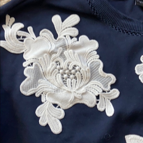 Sweatshirt with embroidery - Picture 3 of 3